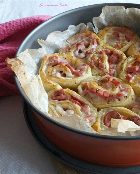 Torta Di Rose Salata Con Prosciutto Cotto E Wurstel In Cucina Con Mia