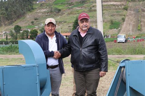 Tierras maquinaria y créditos reciben productores de Tungurahua para