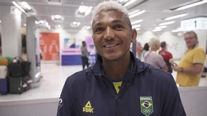 Porta Bandeira Do Brasil Isaquias Queiroz Chega A Paris Para Abertura