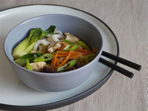 Udon Nudel Suppe mit Hähnchenfleisch Shiitake Pak Choi und Möhren