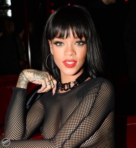 Rihanna In Topless Alla Settimana Della Moda Di Parigi