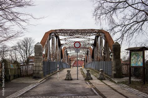 Alte Fachwerk Eisenbahnbrücke genietet gesperrt mit Rost Stock Photo