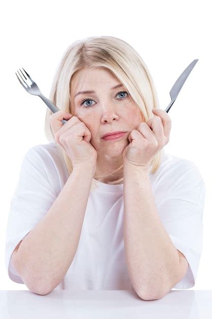 Mujer Triste Con Un Cuchillo Y Un Tenedor Hambre Bonita Rubia En Una