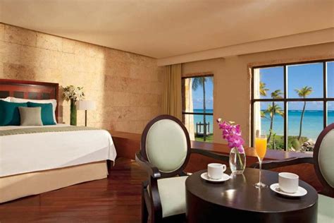 Castle Junior Suite With Tropical Oceanfront And Swim Out Views At