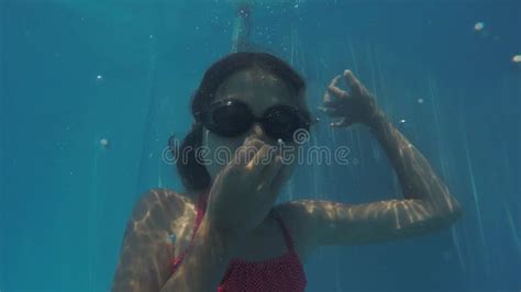 Piqu S D Adolescente De Fille Nageant Dans La Piscine Dans L Eau Sous L