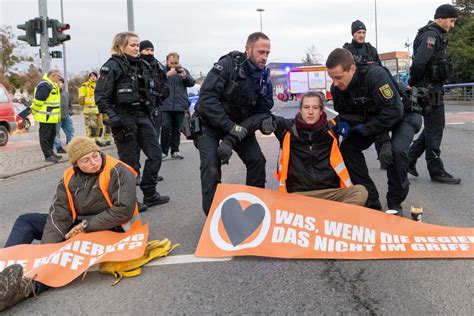 Letzte Generation blockiert Straße in Dresden Klima Protest erntet