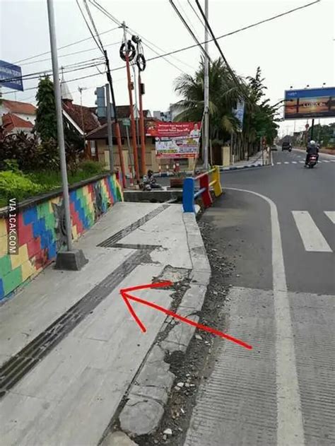 7 Potret Trotoar Nyeleneh Yang Bikin Susah Pejalan Kaki Bikin Geleng