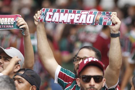 Torcedores do Fluminense vão às Laranjeiras para festa do título da