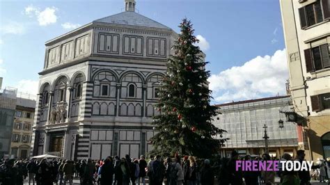 Foto Albero Di Natale In Piazza Duomo Tutto Pronto Per L Accensione