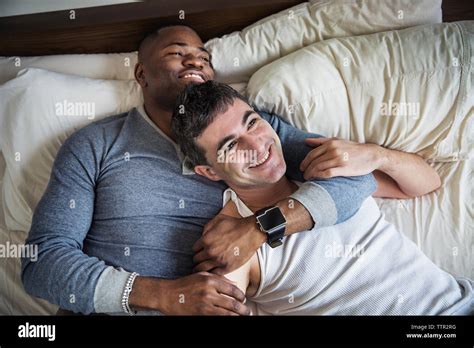 Man gay bed Banque de photographies et dimages à haute résolution Alamy