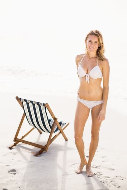 Retrato De Mujer Bonita En Bikini De Pie En La Playa Foto Premium