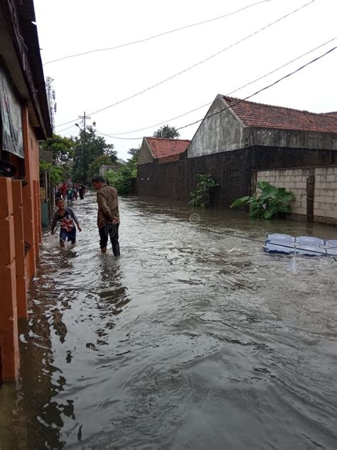 Hundreds Forced To Evacuate As Monsoon Floods Slam Indonesian Capital