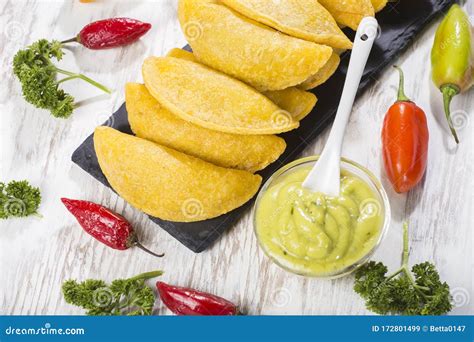 Empanadas Com Molho De Abacate Comida Tradicional Colombiana Imagem De