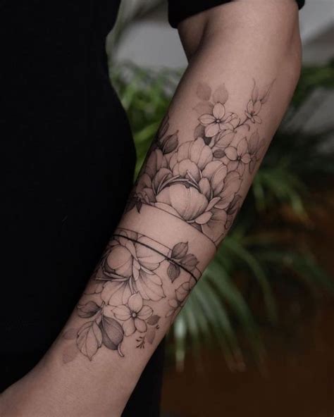 54 Tatouages fleur avant bras qui rendent une femme irrésistible