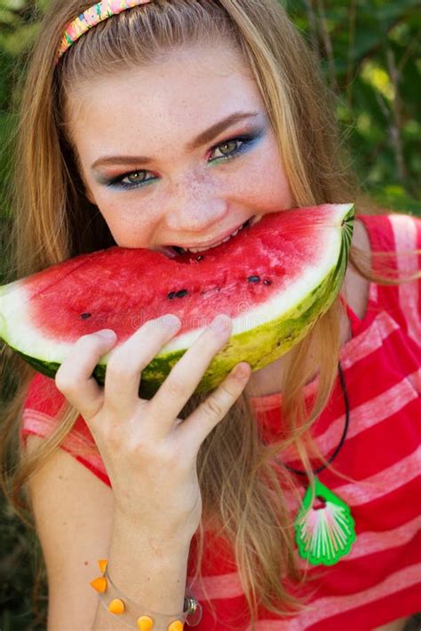 La Jolie Fille De L Adolescence Mange La Past Que Sur Image Stock