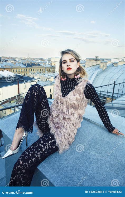 Vraie Pose Blonde Fra Che De Fille De Style De Mode Sensuelle Sur Le Dessus De Toit Concept De