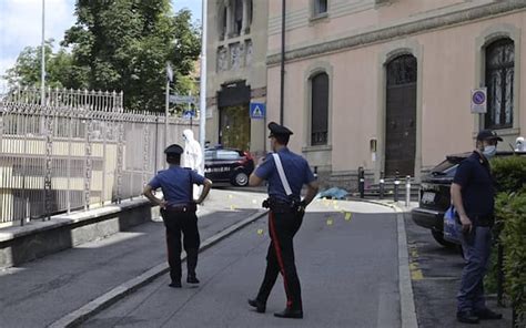 Omicidio A Bergamo Enne Ucciso A Coltellate Per Strada Un Fermo