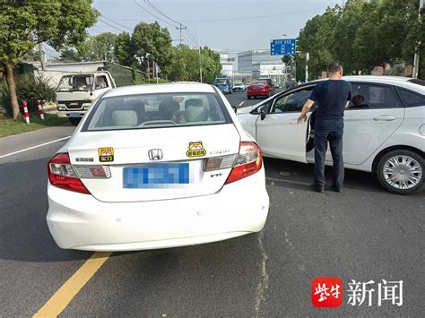 边看手机边开车掉头，被后方车辆撞上被判担全责 王某称 江宁 轿车