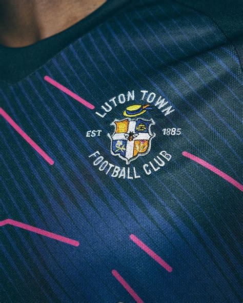 Nova camisa três do Luton Town 2023 2024 Umbro MDF