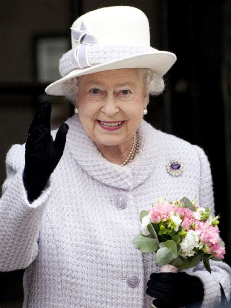 Queen Elizabeth Ii Waves As She Visits The Bank Of England With Reina Madre Reina Isabel