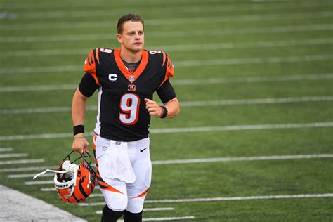 Bengals' Rookie QB Joe Burrow Suffers Multiple Knee Injuries, Out for