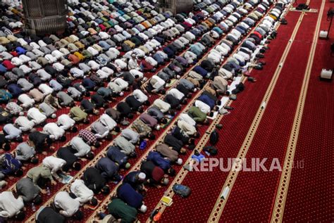 Tarawih Pertama Ribuan Umat Muslim Padati Masjid Istiqlal Republika