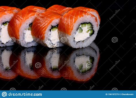 Delicioso Y Fresco Delicioso Rollos De Sushi Sobre Un Fondo Oscuro