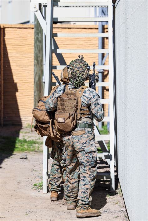 Dvids Images 2nd Battalion 1st Marines Conduct A Simulated Air Assault Raid Image 5 Of 11