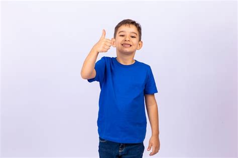 Retrato De Menino Feliz Mostrando Os Polegares Para Cima Gesto Isolado