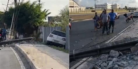 Cama Ari Carro Derruba Poste E Bate Em Muro Na Av Jorge Amado Bahia