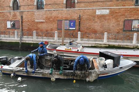 Gondolieri Sub Prima Immersione Dellanno Nei Canali