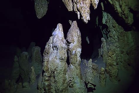 Paisaje de estalactitas de cuevas submarinas buceo en cuevas yucatán