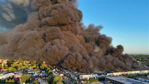 Rauch über Warschau Einkaufszentrum bei Vollbrand vollständig