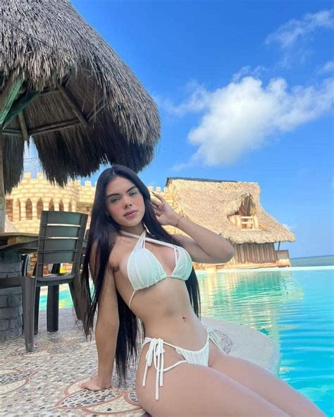 4 Hot Sexy Kerlytaaaaa Bikini Pics