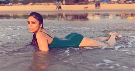 9 Hot Sexy Aarti Chhabria Bikini Pics