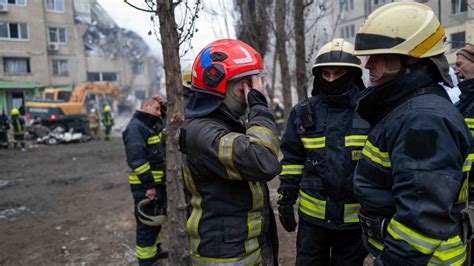 Al Menos 25 Muertos Tras Un Ataque Ruso A Un Edificio En Dnipro Según