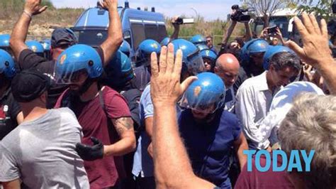 Roma La Protesta Anti Immigrati Di Residenti E Casa Pound Scontri Con