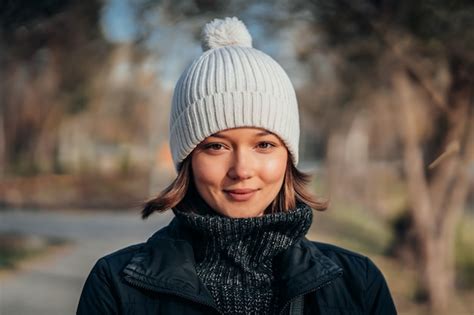 Jolie Femme Avec Un Chapeau Blanc Dans Le Parc Photo Gratuite