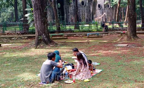 Suasana Pengunjung Taman Margasatwa Ragunan Hari Pertama Dibuka Foto 4