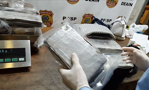 PF apreende mala rastreador e 26 kg de cocaína Click Guarulhos