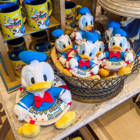 うきわ姿がかわいい！東京ディズニーランド“ドナルドダックお誕生日2023”グッズ・お土産