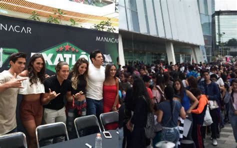 Video Fans Abarrotan Plaza Comercial Para Ver A Participantes De