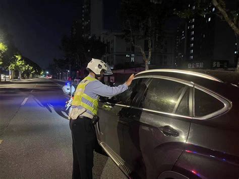 车停路中司机脑溢血昏迷，交警及时救助与死神争分夺秒 李幸 徐汇交警支队 车窗