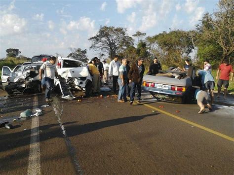 Colisão envolve três carros e deixa dois casais presos às ferragens