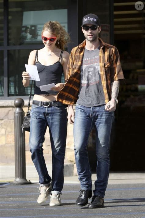 Vid O Adam Levine Se Promenant Avec Sa Compagne Behati Prinsloo