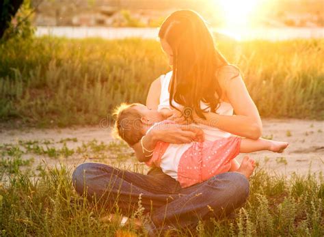 Il Ritratto Dell Estate Di Un Bambino Allegro Con I Denti Di Leone