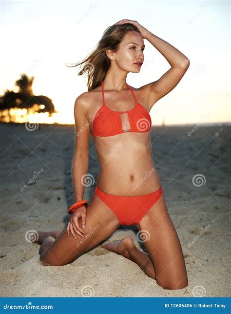 Schöne Frau Im Roten Bikini Sonnenuntergang Auf Dem Strand Stockfoto