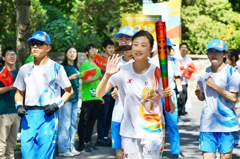 四届“首棒火炬手”同框 成都大运会火炬在北京大学传递腾讯新闻