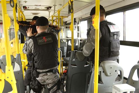 Policiais militares são presos após cantarem música palavrão em