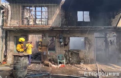 快訊／高雄鳳山民宅火警濃煙直竄 延燒2戶40勇消急灌救 Ettoday社會新聞 Ettoday新聞雲